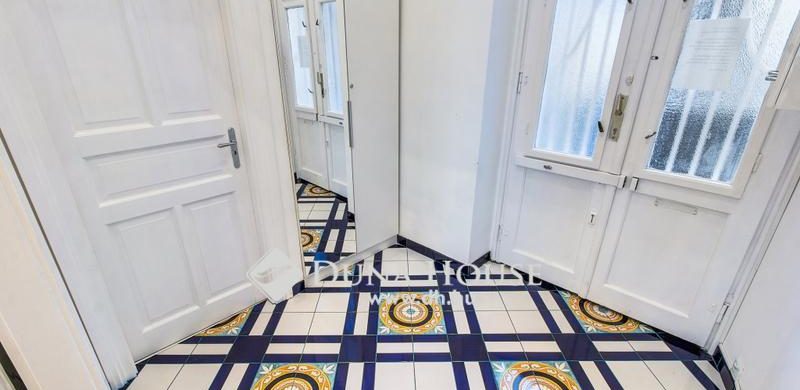 Klasszikus polgári értékek az Oktogonnál, a kék és sárga szín erejével!