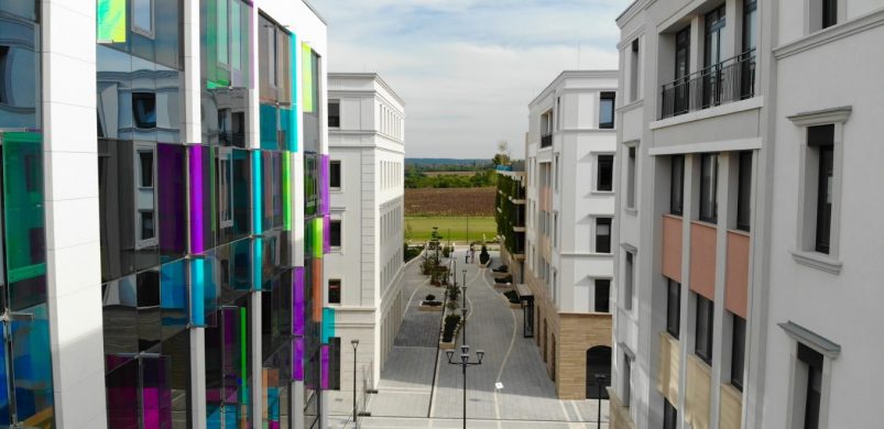 Otthon, mini-megapolisz, vízparti nyugalom: költözhetőek a Tópark projekt első lakásai!