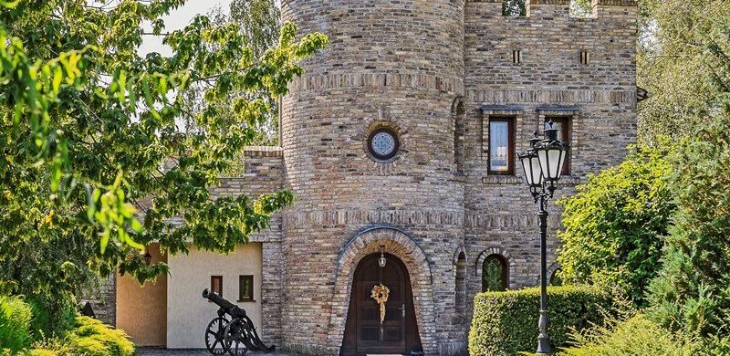 A hét ingatlana: „Csodás vár hívja új úrnőjét!” Szó szerint! Méghozzá Fóton!