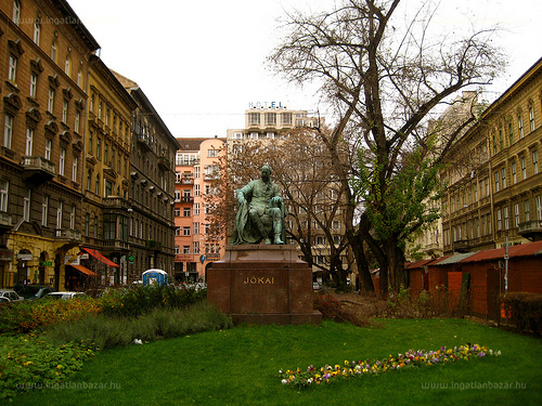 Egy kihaló félben lévő műfaj: egy legfelső szinti, polgári lakás a Jókai téren!