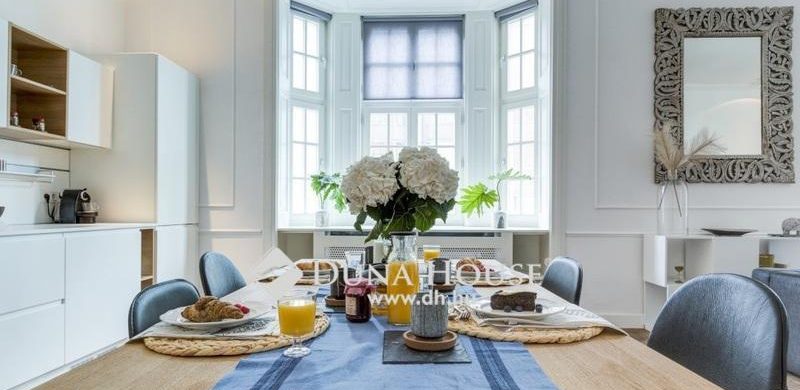 Kilátással a Vörösmarty téri karácsonyi vásárra: ha 8 lakást venne egyszerre…