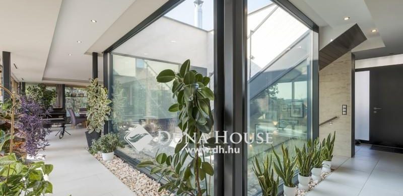 Átgondolt, luxus minimál Szentendrén, 269 millióért