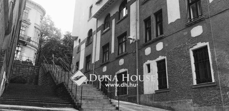 Valódi, vár környéki romantika egy „Glamour” lakásból, 110 millióért