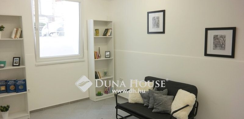 Lakna közvetlenül utcára nyíló, félszuterén lakásban? És ha jól néz ki, no meg olcsó?