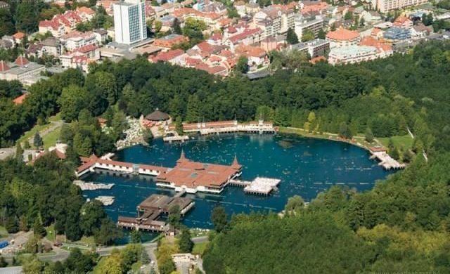 Hűl a tó? Rettenet mennyiségű eladó, bejáratott forgalmú ingatlant kínálnak Hévízen!