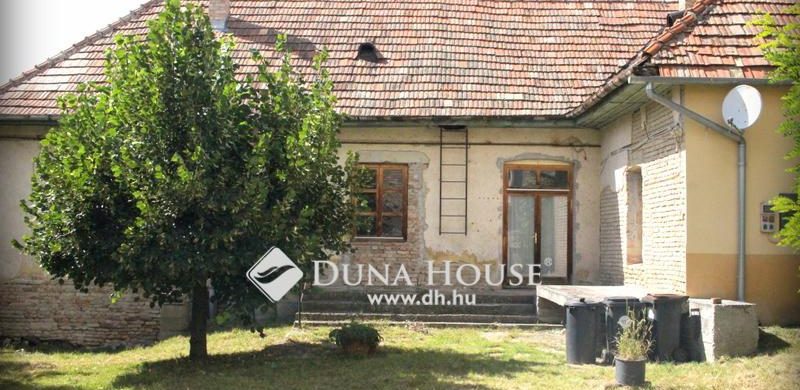 Nem egy új darab, de a hónap fogása lehet ez a remek, egész olcsó pannonhalmi ház!