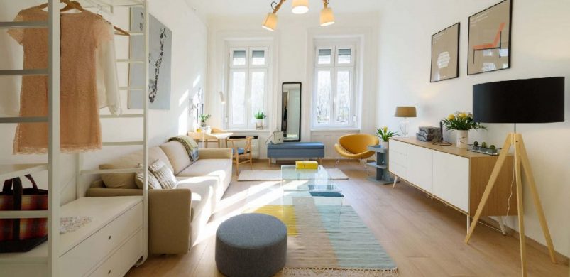 Atyaég, micsoda napfényes, 3. emeleti kislakást találtunk a Keletinél!