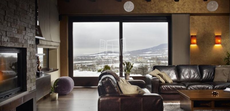Így fest a hófödte Pilis egy 195 milliós, modern luxus otthon tágas tereiből nézve!