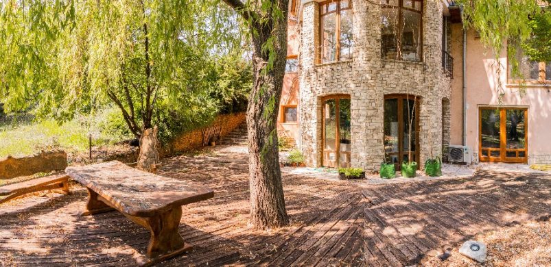 Állítólag ez a legolcsóbb nm áron kapható mediterrán luxus villa! Bárhogy is: elég szép!