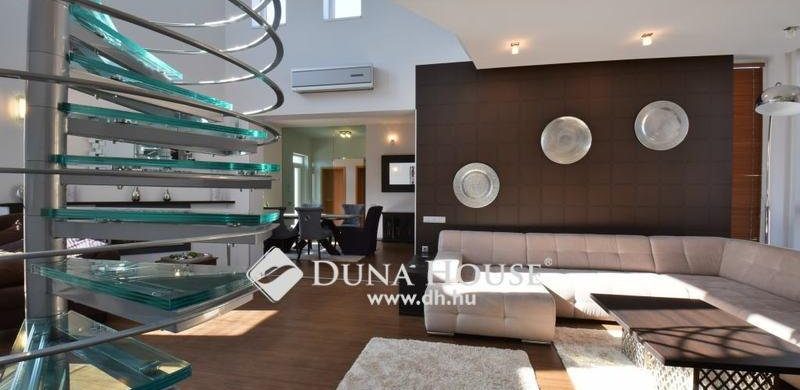 Álljunk meg egy szóra: az üveg lépcsőknél! A modell: egy 85 milliós, modern ház!