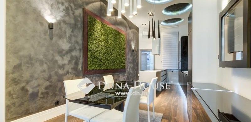 Ha szétnézne egy 149,99 milliós, teljesen berendezett lakásban a Párizsi utcában…