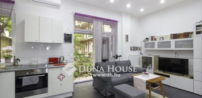 Mi folyik Budán? Felújított, szuper kislakás a Krisztina téren, teljes bútorzattal eladó!
