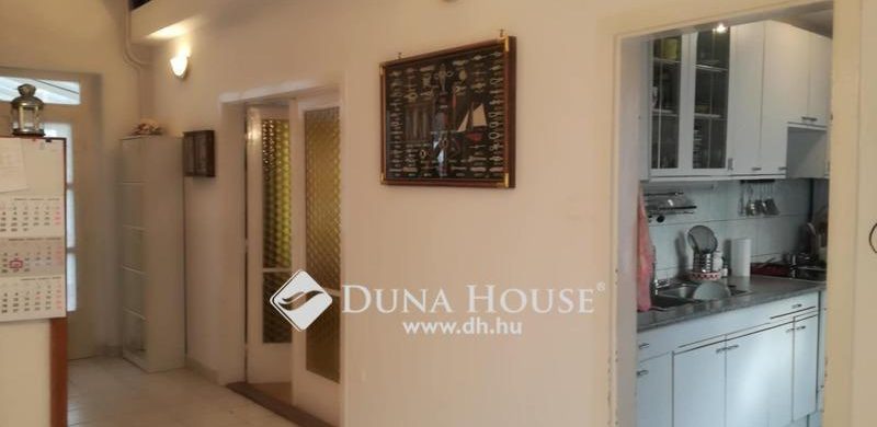 Egy érdligeti ház, melyet a Pataki Cukrászda közelségével hirdetnek