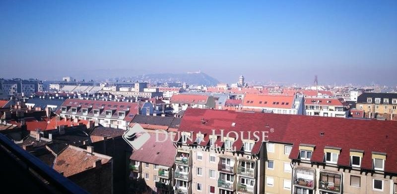 Szédítő kilátás a 9. emeletről: egy 54 nm-es Haller utcai lakás képei