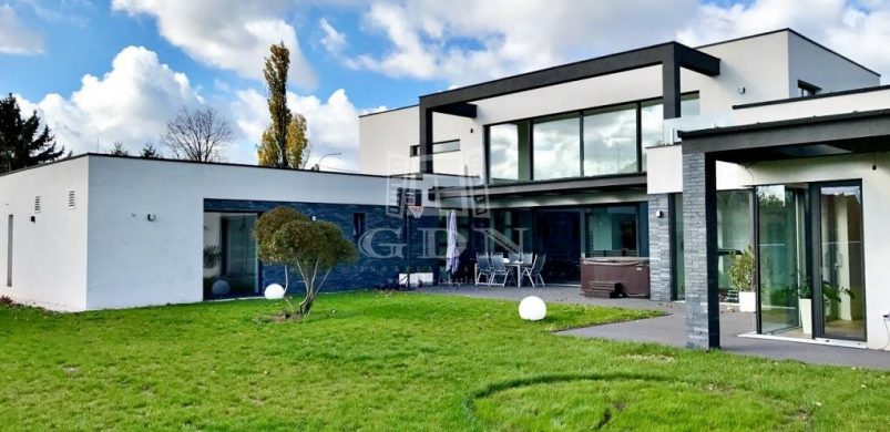 Vonzó vagy ijesztő? „Benéztünk” egy érdi, szuper-modern minimalista házba!