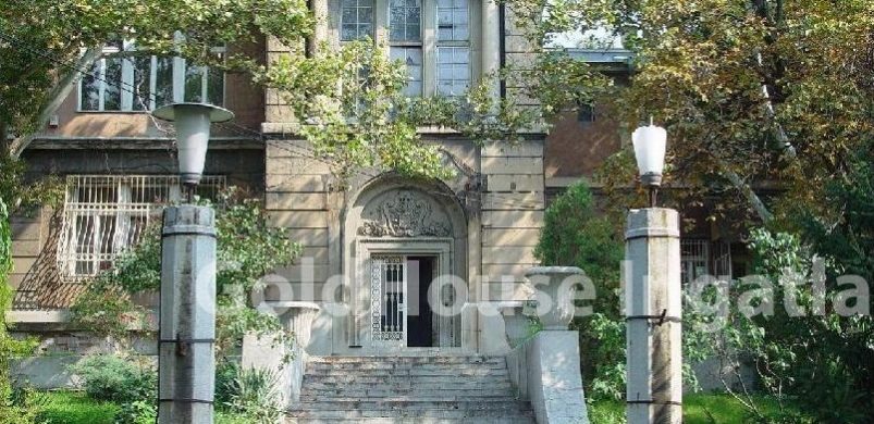 Mit venne inkább, közel azonos árért? Villát vagy munkásszállót? És Kőbányán…?