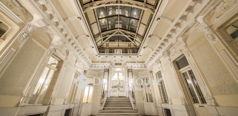 Ha a Királyi Bérpalotában költözne a Ferenciek terén, most megteheti…