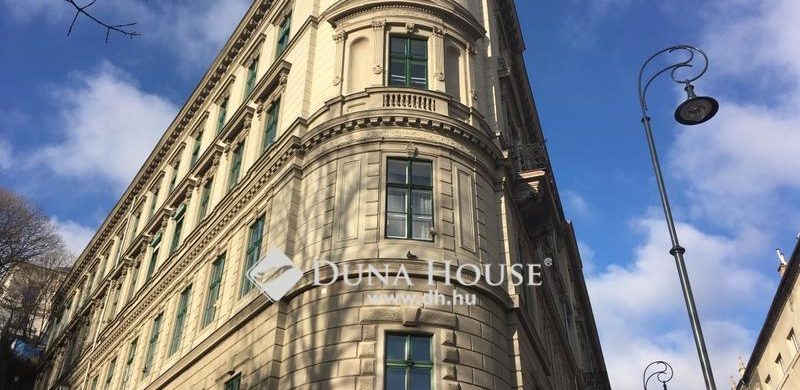 Ha a ház, nem csak a lakás számít! Egy 79 milliós ritkaság a Dísz tér alatt!