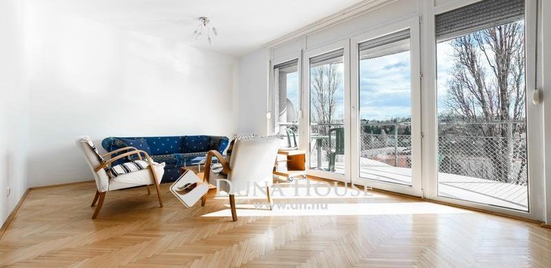 Üres vászon: egy ragyogó hegyvidéki lakás, amelybe már bele is képzelhetjük a saját holminkat