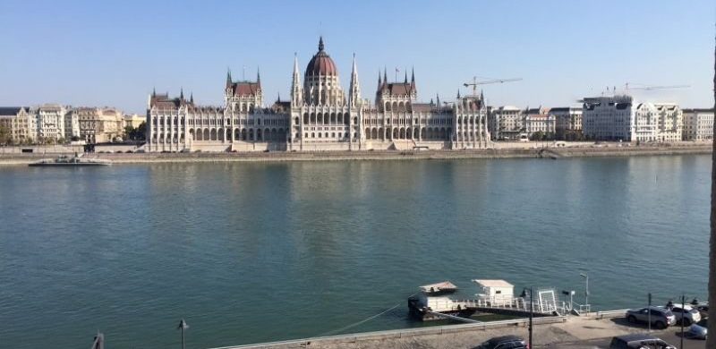 Egy 230 milliós lakás, pontosan a Parlamenttel szemben