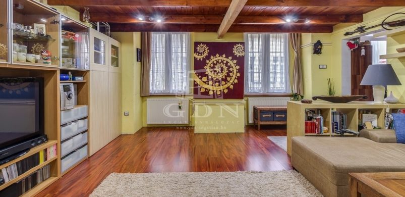 Full-galéria: 51 nm-ből 100-at csináltak a felújítás során! Egy tabáni lakás képei