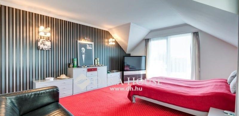 550 millióért balatonkenesei, vízparti luxus házunk lehet. Vajon ki veszi meg a szépséget…?