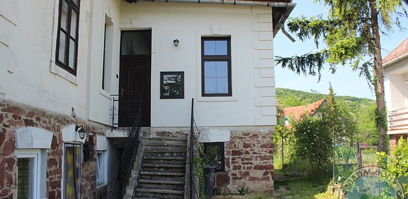 Túl szép, mégis igaz: 18,4 millióért szuper lakásunk lehet Révfülöpön! Nem akármilyen környezetben!