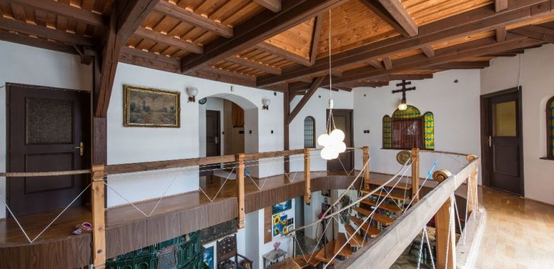 Mintha egy hajó belsőben laknánk: egy izgalmas, 149,9 milliós ház drón felvétele következik!