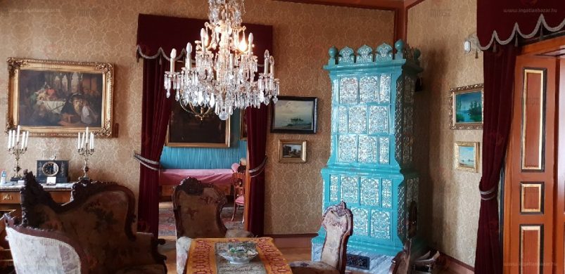 2 villa mind felett: ha követségi rezidenciára vágyna, akad bőven kínálat!