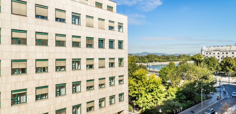 Szuper kislakás dunai panorámával, a Parlament és a Jászai közvetlen közelében!