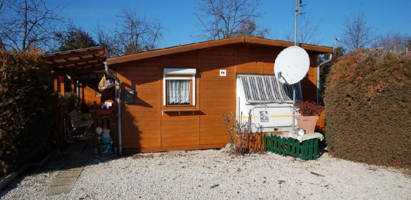 1,4 milliós nyaraló, amelybe beparkolt egy lakóautó?