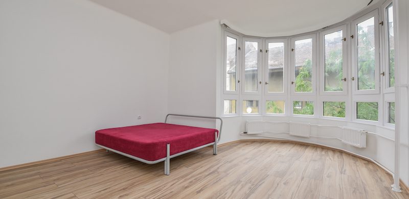 A hét ingatlana: egy albérlet húzta be a címet, ráadásul az elképesztő ablakaival! 150e Ft/hó!