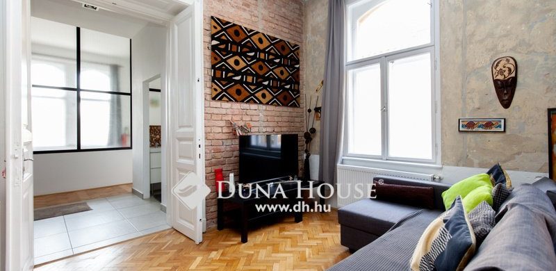 Üvegajtós industrial design: így ragyogja be a fény a 97,5 milliós, Logodi utcai design lakást!