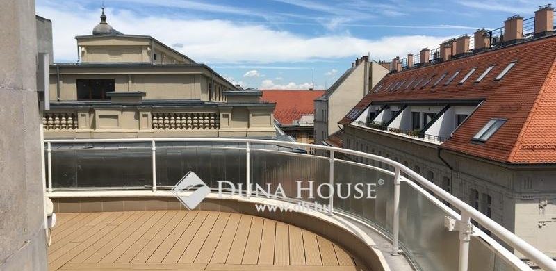 Ahol nagyobb a terasz, mint sokunk lakása. Egy 110 milliós gyöngyszem a Ferenciek terénél!