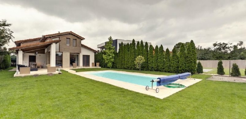 Sétára invitálnak mindenkit egy 129 milliós luxus házba!