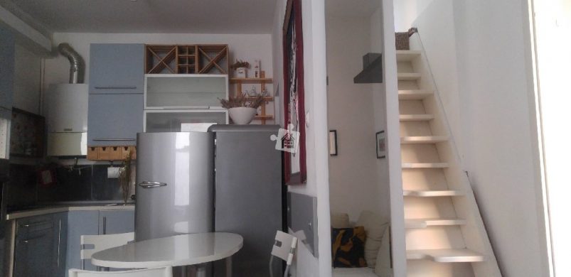 A kevés fotó ellenére is megnéznénk élőben az izgalmas, 42 nm-es belvárosi lakást