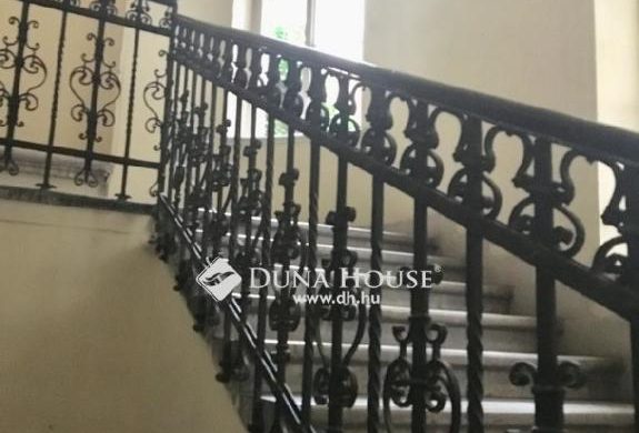 Élet 12 nm-en a Podmaniczky utcában, a Nagymező utcai végen!