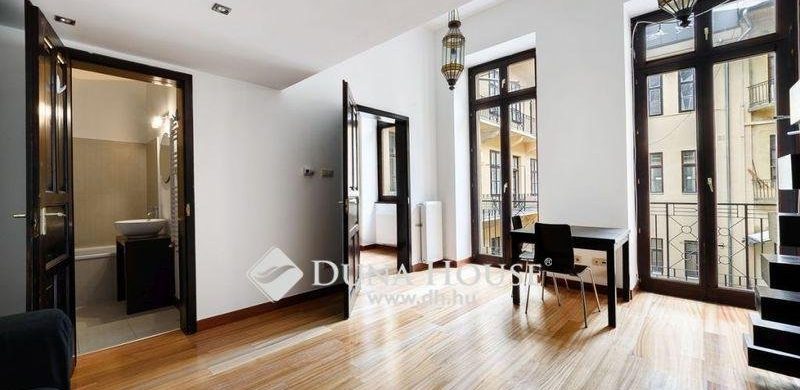 Művészlakás: lebegő könnyedség 33 nm-en a Király utcában, 41,66 millió forintért