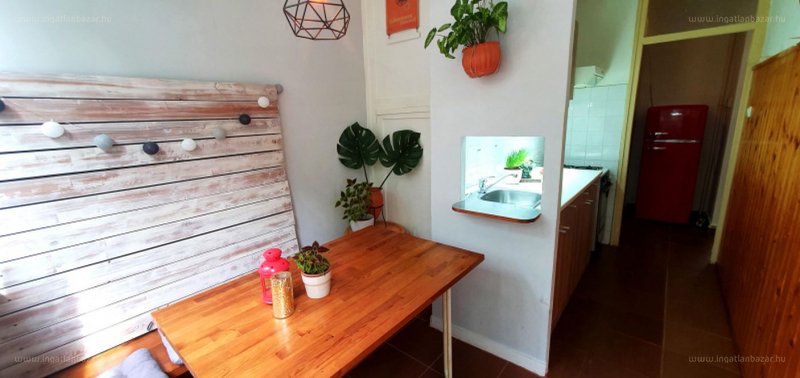 Természet a fővárosban: egy nagy és olcsó lakás Gubacsipuszta „erdős” részén!