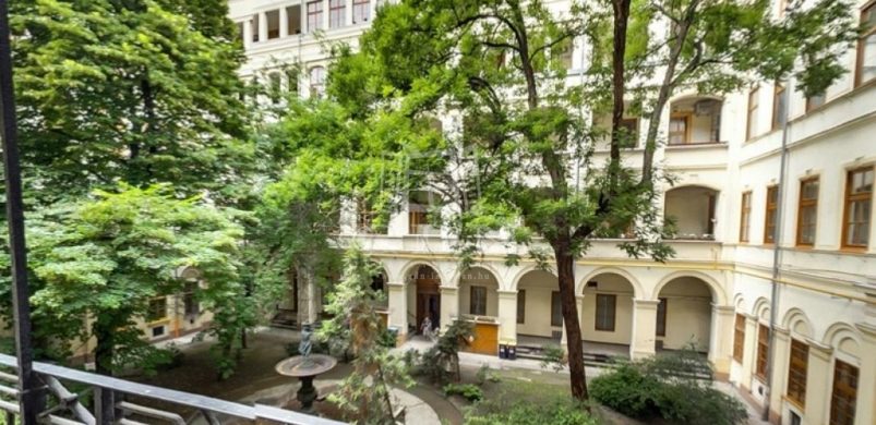 Ritkaság: eladásra kínálnak egy lakást a Liszt Ferenc téren!