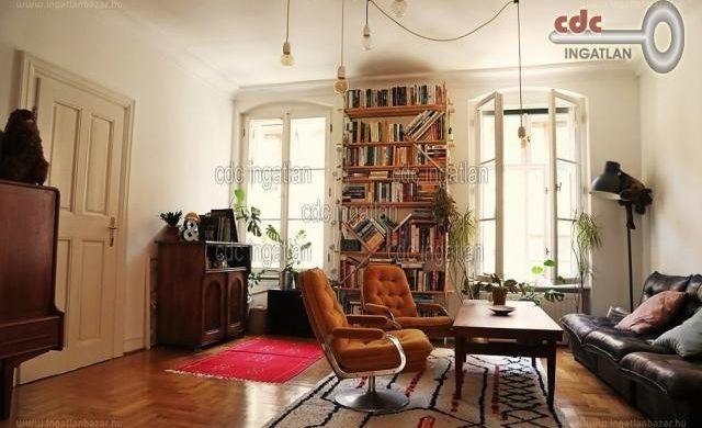 A teljeskörű felújítás után is maradt a retro vonal. És jól áll 44,9 milliós lakásnak!