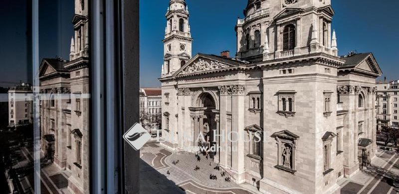 296 millióért szó szerint karnyújtásnyira lakhatunk a Bazilikától!