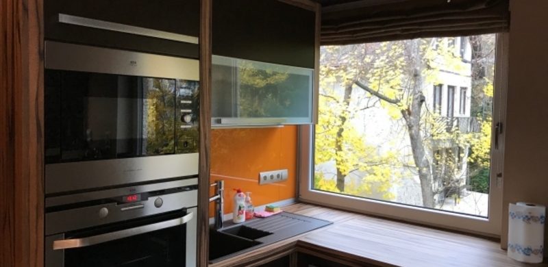 Egy 59 milliós lakás, amit a szokásokkal ellentétben világos helyett inkább sötétté varázsoltak