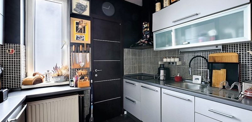 A szürke (és fekete) jó néhány árnyalata: egy rendkívüli, 57,8 milliós pesti lakás képei