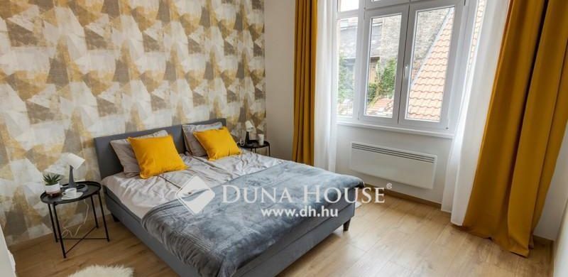 Nem értjük, miért ilyen olcsó ez a fullra felújított, felső emeleti dizájn lakás…