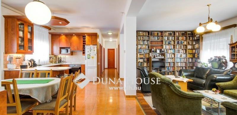 Gigantikusan nagy Budapest legfrissebb, eladó háza. Vagy legalábbis annak látszik!