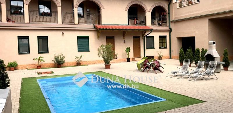 Egy ismert amerikai tv show mintájára épült budapesti házban kínálnak lakást!