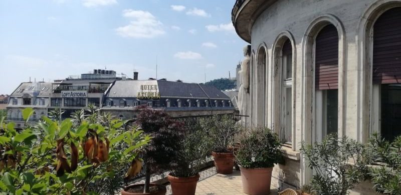 Elképesztő: eladó az Astoria „Ovális Irodája”, avagy egy 359 milliós lakás képei és története