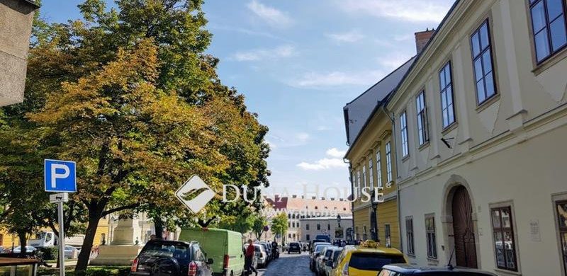 A hét ritkasága: egy 73 nm-es duplex lakás a Dísz térnél!