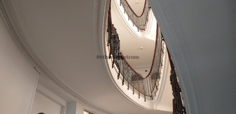 Lakás a város 10 legszebbje közé választott, Parlamentnél található lépcsőházban!